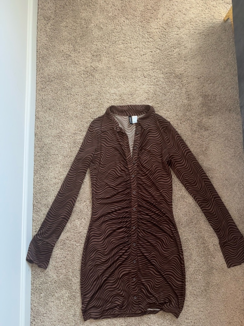 H&M Brown Wave-Print Long Sleeve Button Dress - Picture 3 of 4